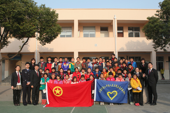 我院机关团委组织青年干警到青浦区蓝天民办小学开展"走近民工子弟"学